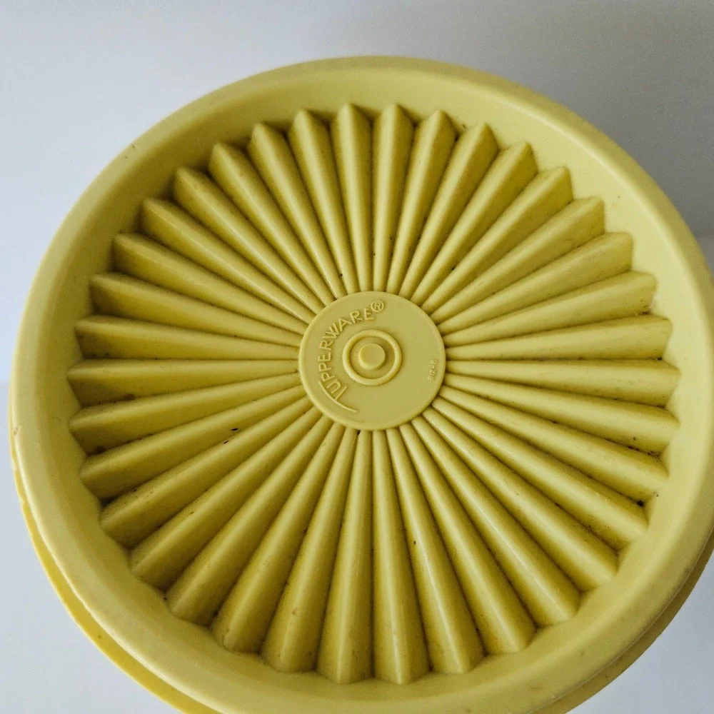 Vtg Tupperware Servalier Harvest Gold Sunburst Canister With Lid 6.5in